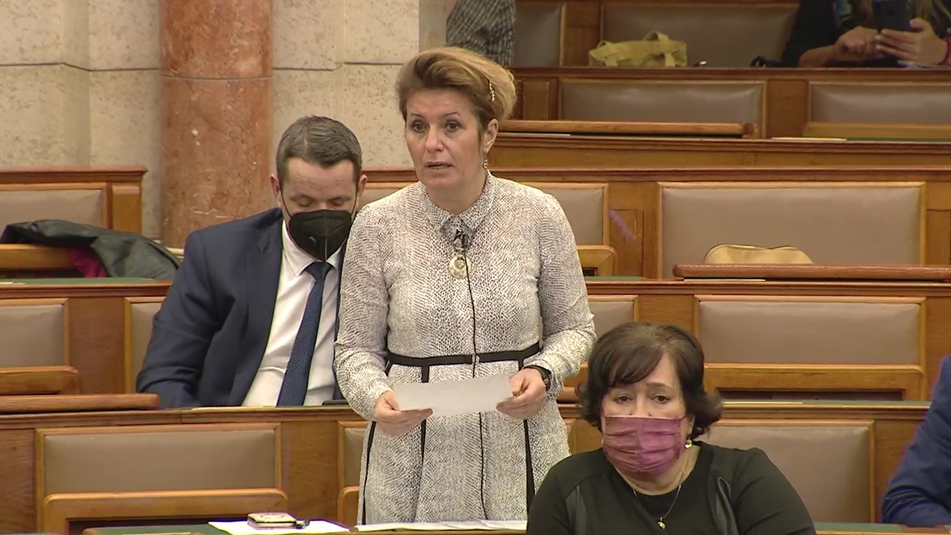 Bangóné: ideje lenne kapitulálni