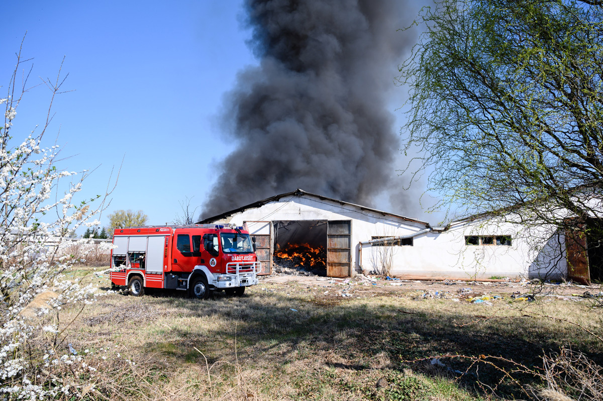 Raktártűz Devecserben
