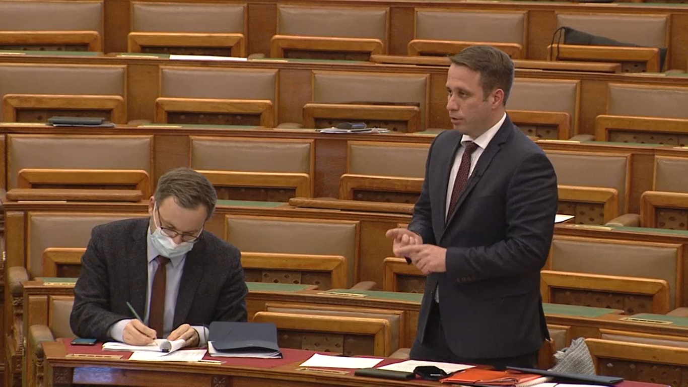 Dömötör Csaba: Karácsony karácsonykor oltana