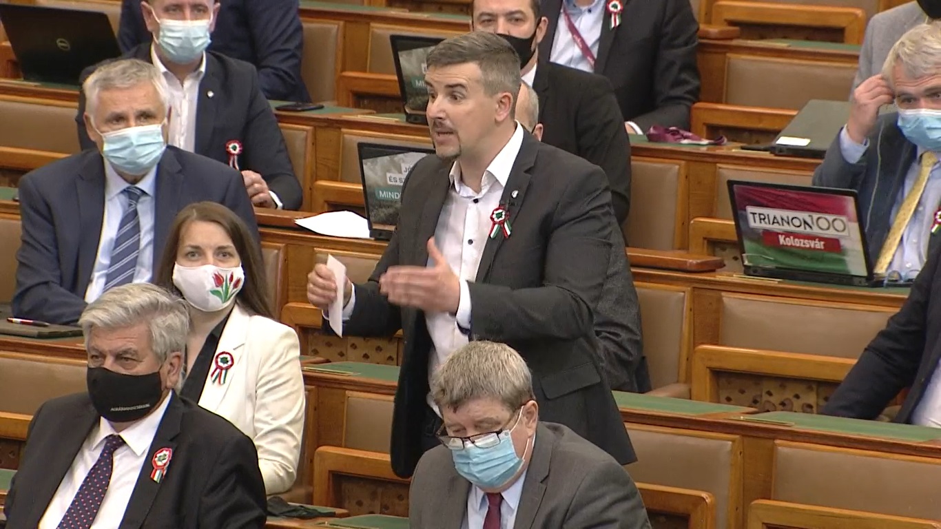 Dömötör Csaba Jakabnak: „Nem émelyeg a gyomra, képviselő úr?”