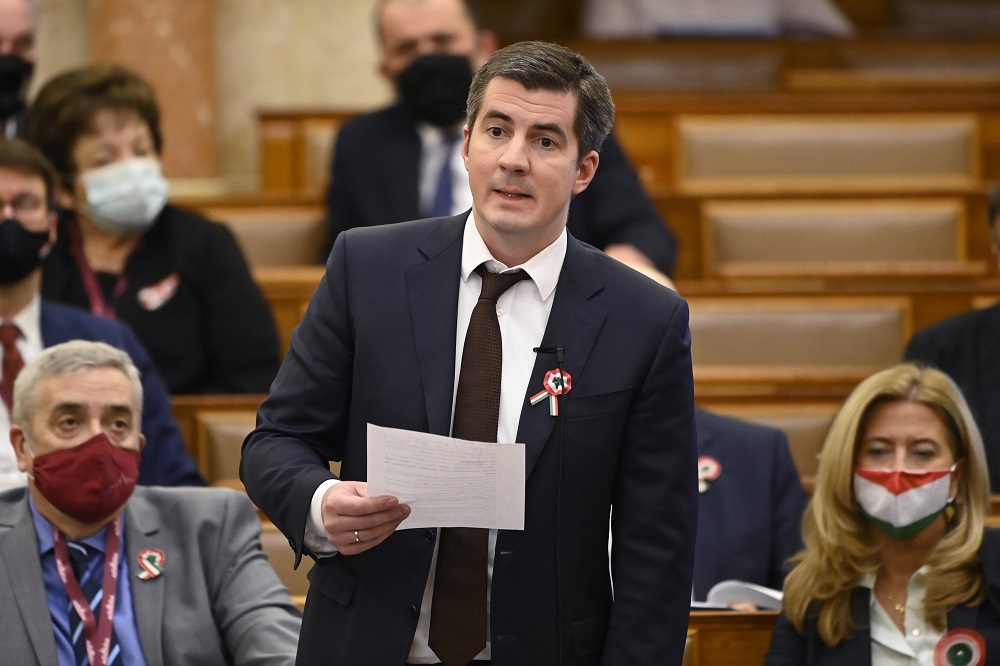 Kocsis Máté: Ha a baloldalra hallgatnánk, feleannyi ember lenne beoltva, mint most