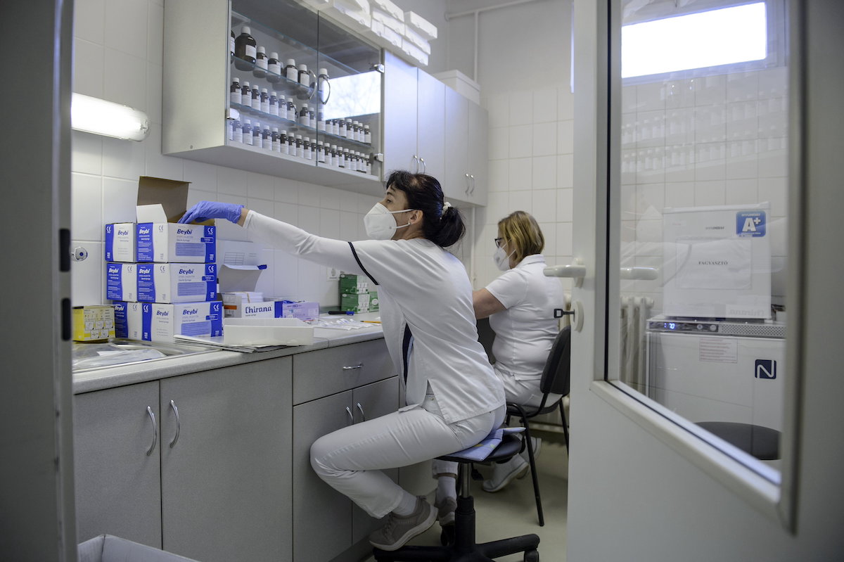 Több mint félmillió keleti vakcina érkezik a napokban Magyarországra