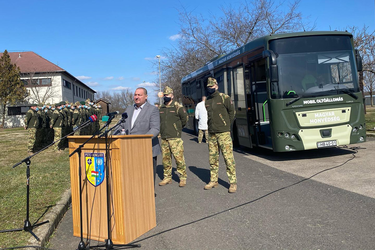 A honvédség oltóbusszal is részt vesz a védekezésben