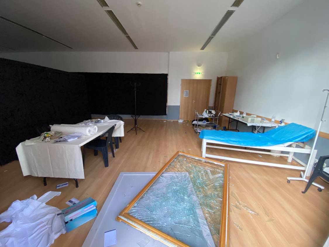 Betörtek egy fővárosi oltópontra, oltóanyagot nem vittek el