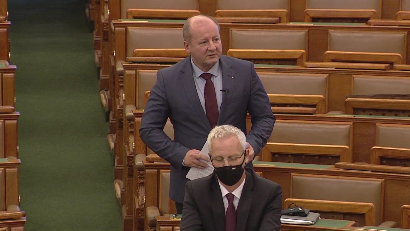 Simicskó István: a kormány konzultál, a baloldal folyamatosan inzultál