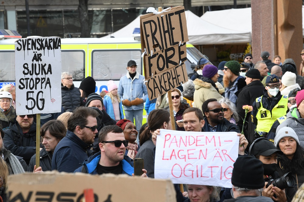 Több nyugat-európai országban tüntettek a korlátozások ellen
