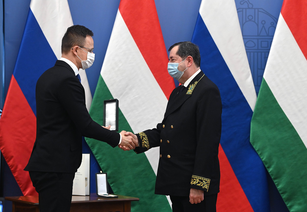 Szijjártó Péter kitüntetést adott át a leköszönő orosz nagykövetnek