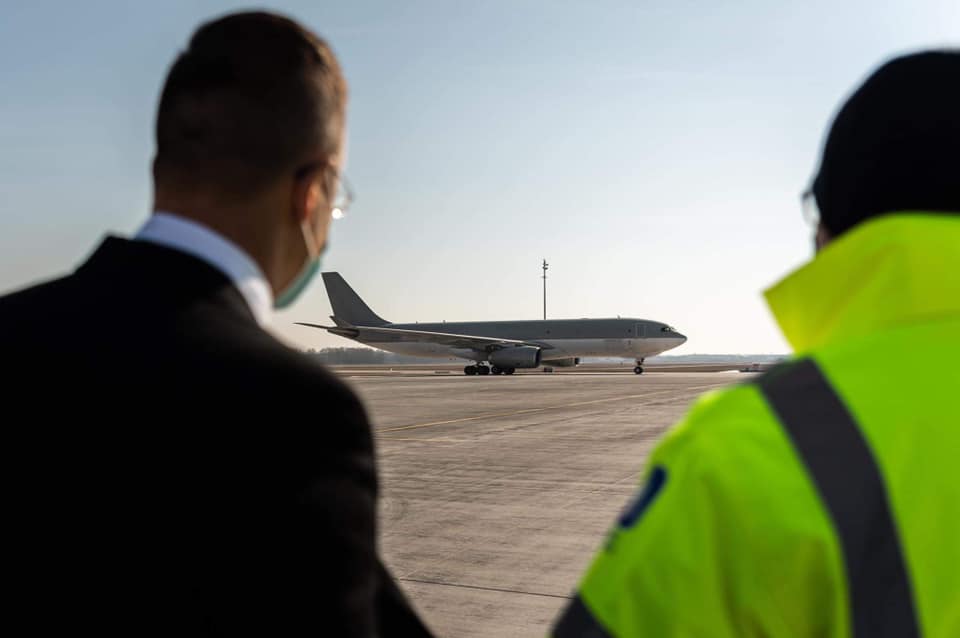 Magyarország teherszállító gépe hozta az újabb Sinopharm-vakcinákat