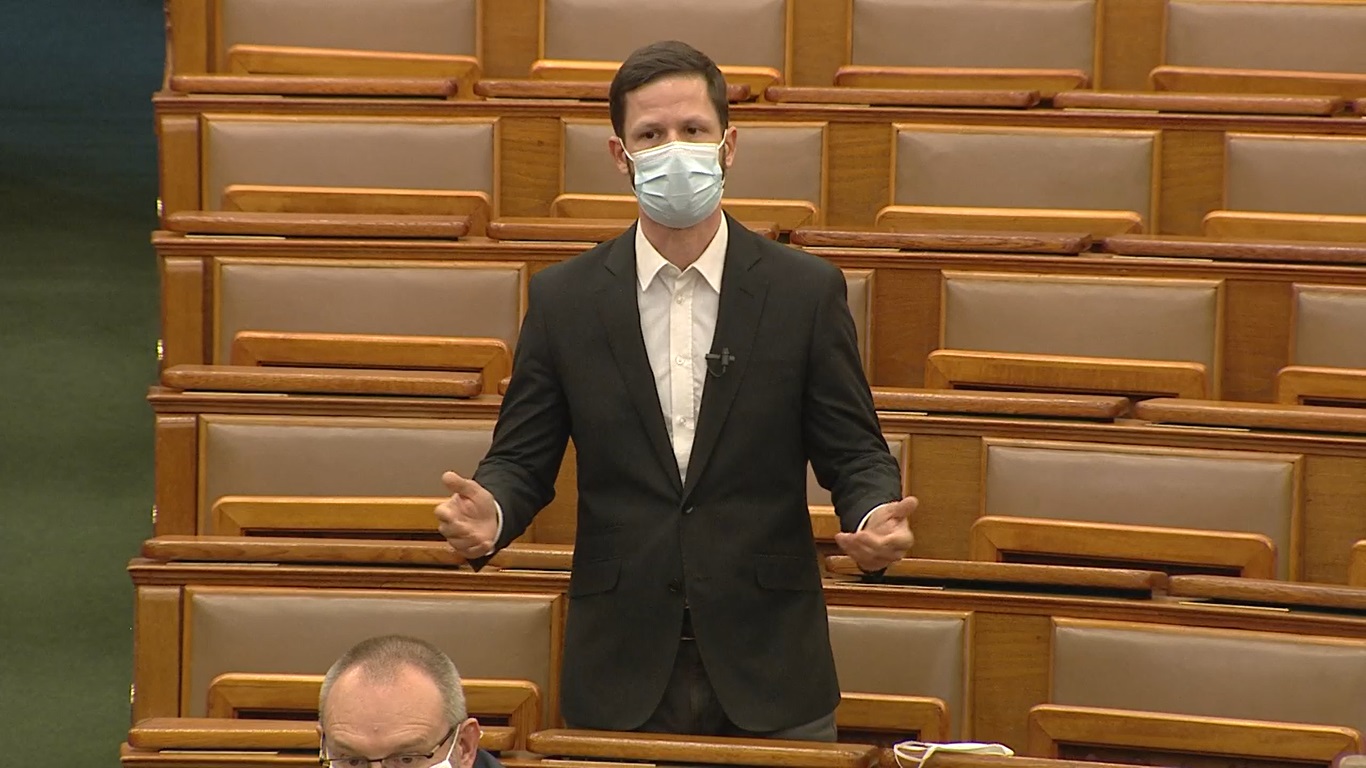 Azonnali kérdések és interpellációk várnak a kormányra