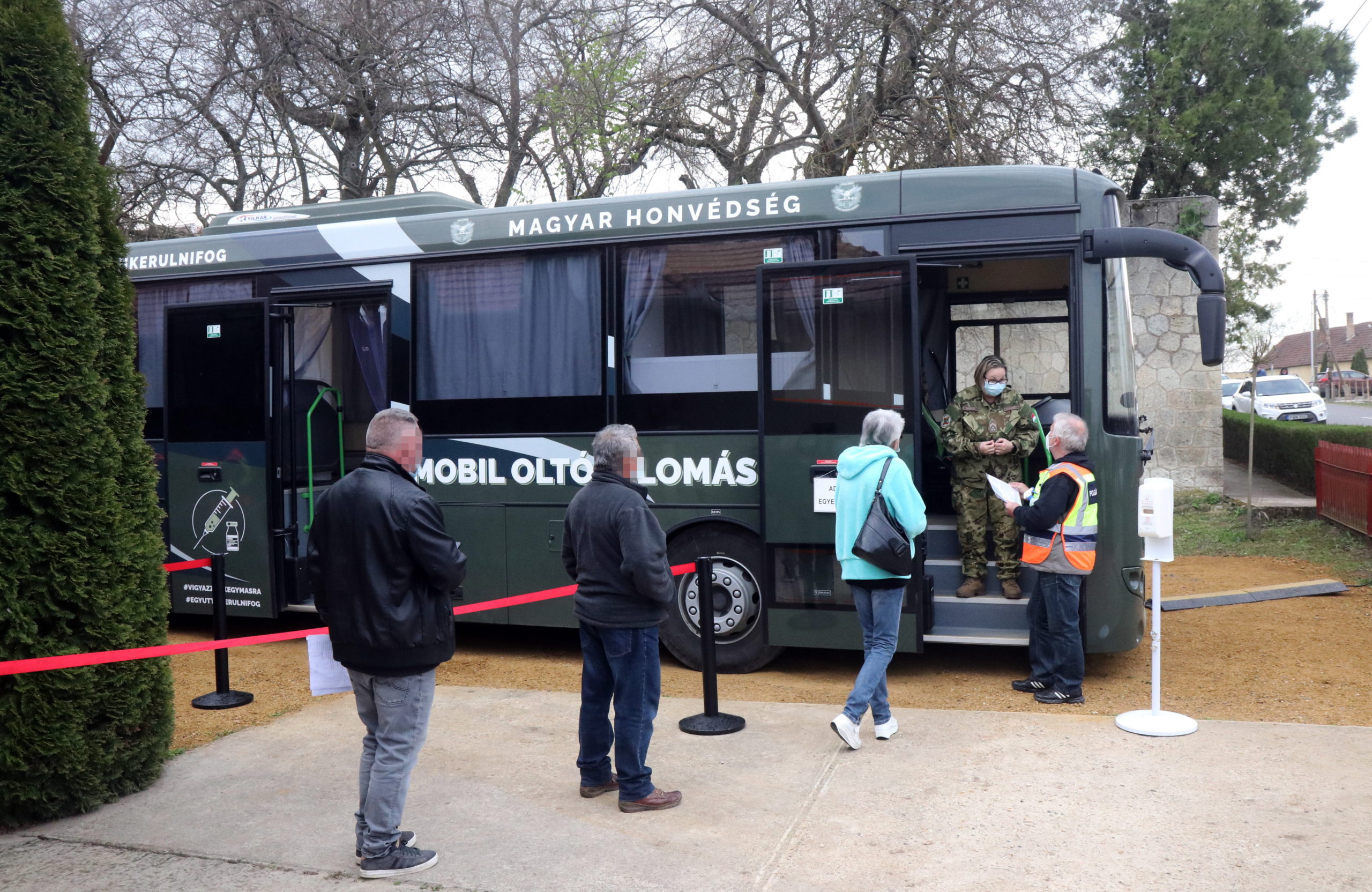 A honvédség oltóbusza Taktabájon