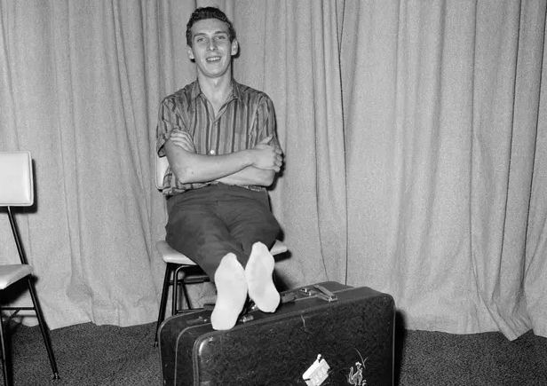 Egy ládában postázta magát a walesi férfi