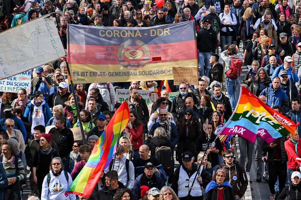 Több mint tízezren tiltakoztak a korlátozások ellen Stuttgartban