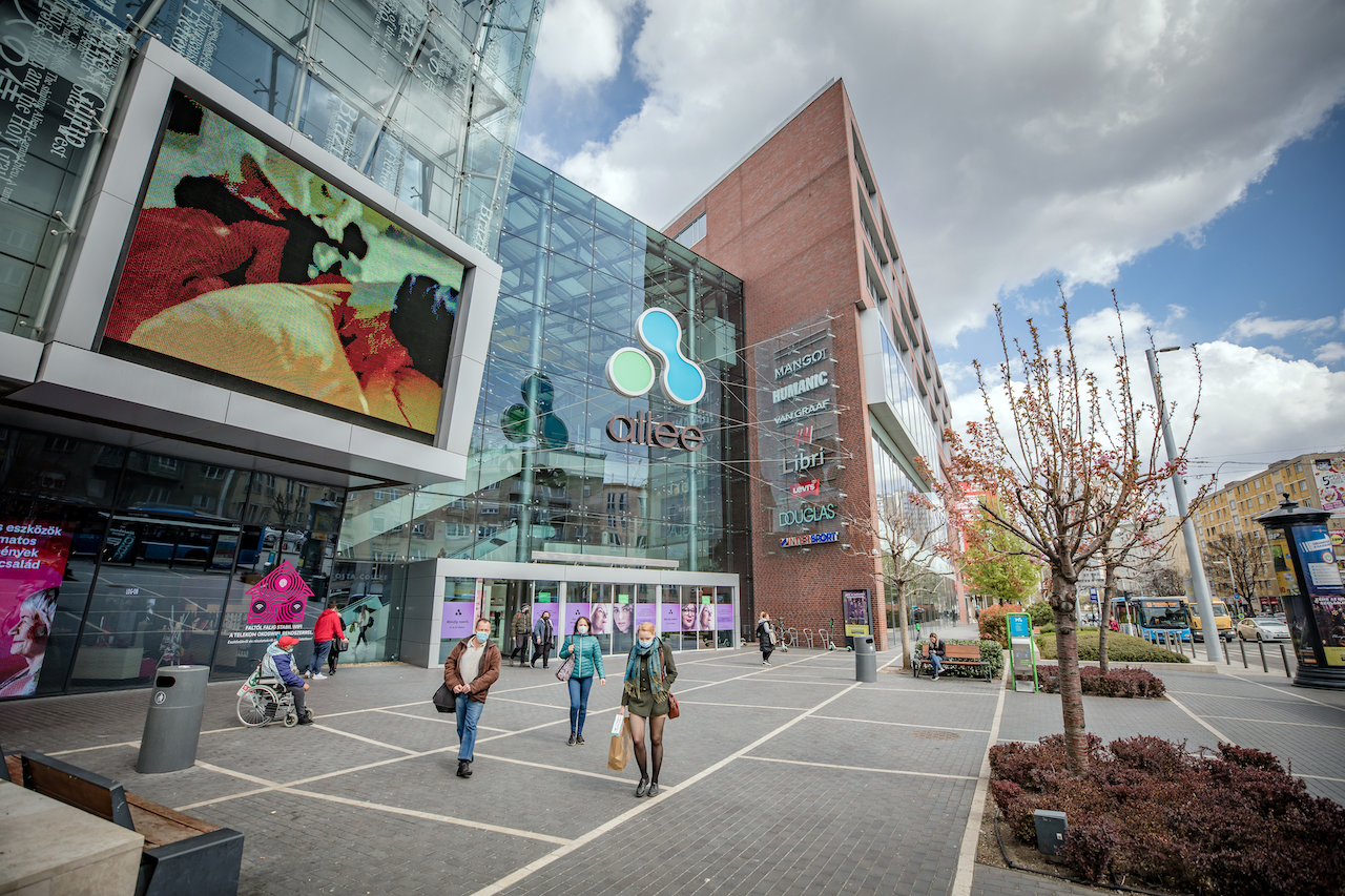 Óvatosan, de kinyitottak