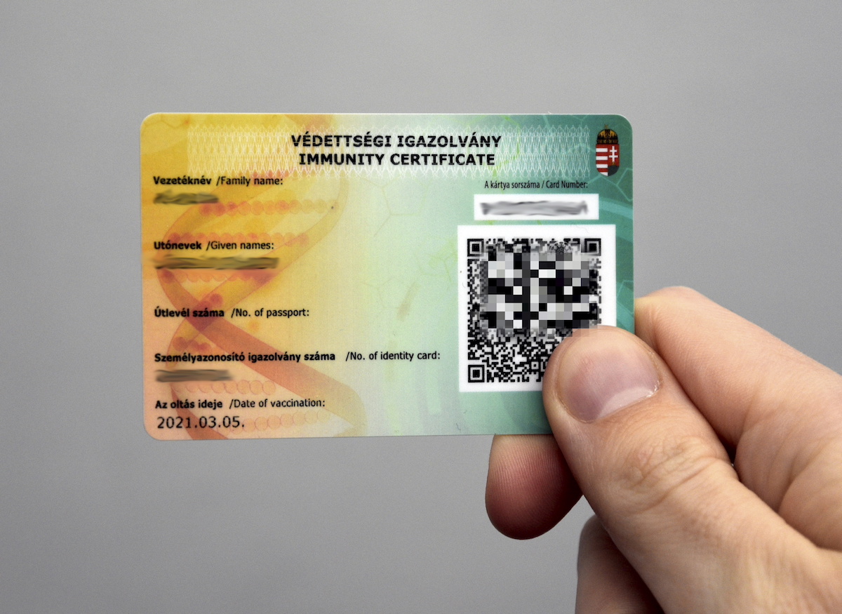 Már tizenhárom ország elfogadja a magyar védettségi igazolványt