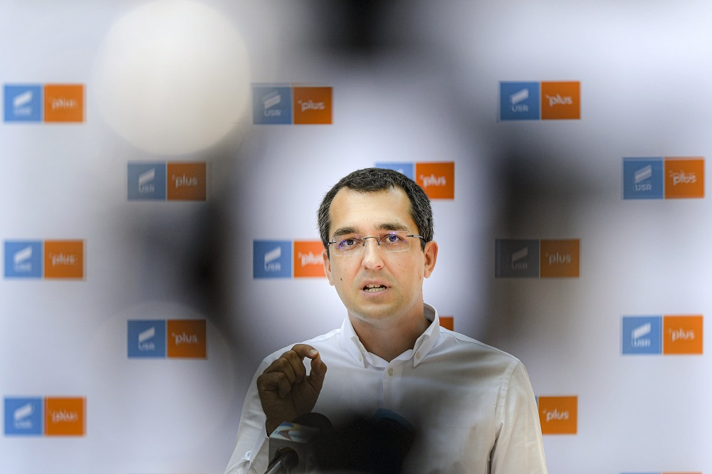 A leváltott román miniszter a kormányra támadt