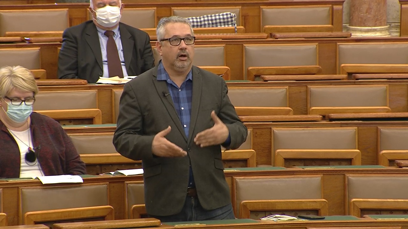 Schanda Tamás Aratónak: „Ön kommunistázik az utódpárt utódpártjából?”