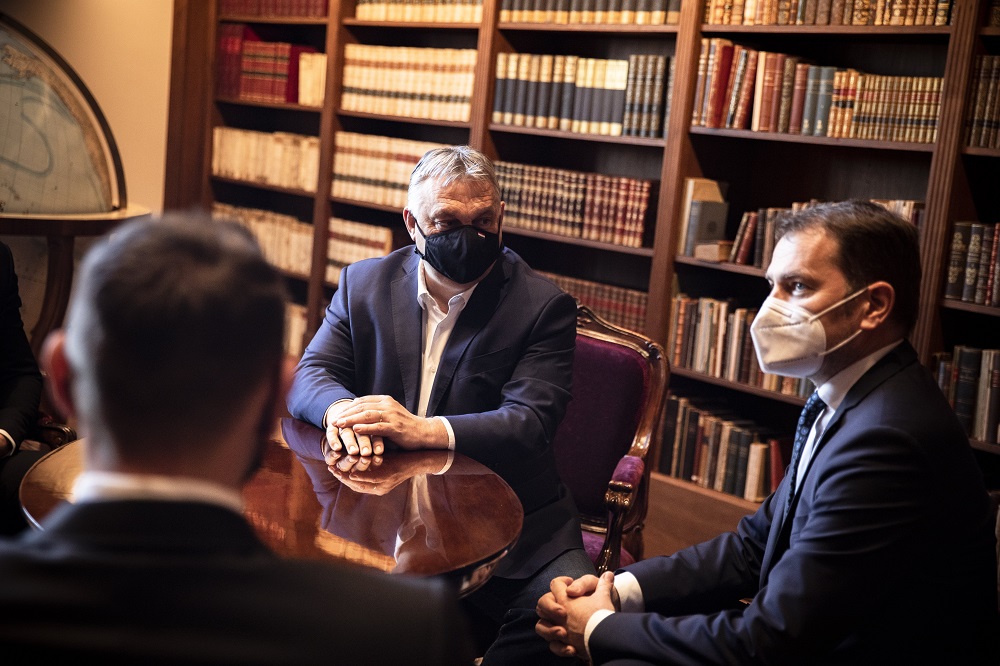 Magyarország segít Szlovákiának az orosz oltóanyag bevizsgálásában