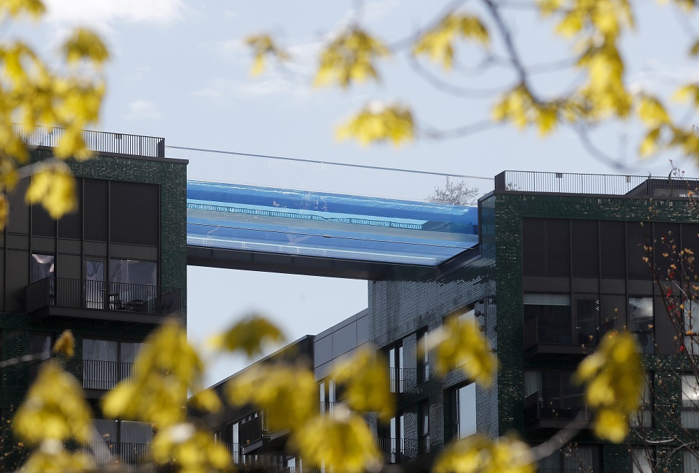 Medence a levegőben