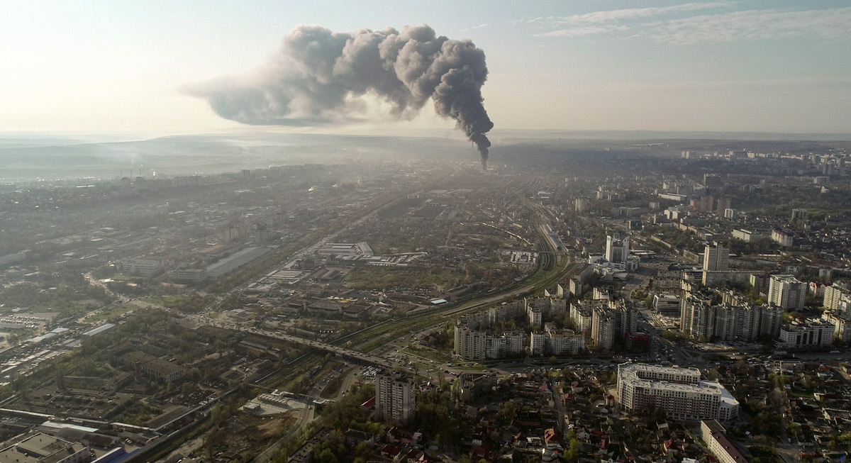 Óriási füsttel ég egy raktár