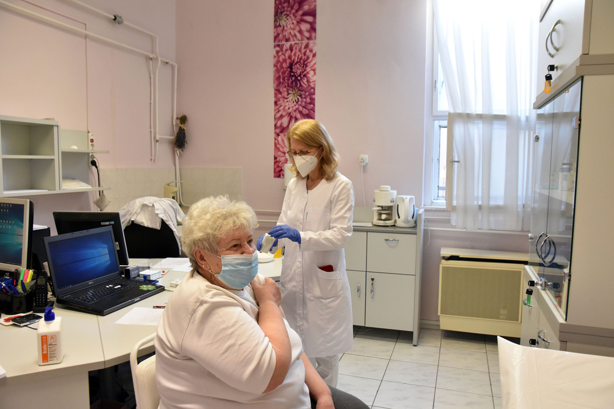 Húsvéthétfőn is folytatódik az oltás