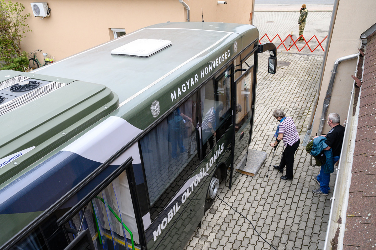 Szolgálatban a honvédségi oltóbusz