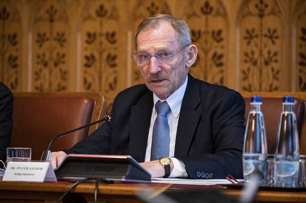 Megjelent a védelmi intézkedések első feloldásáról szóló jogszabály