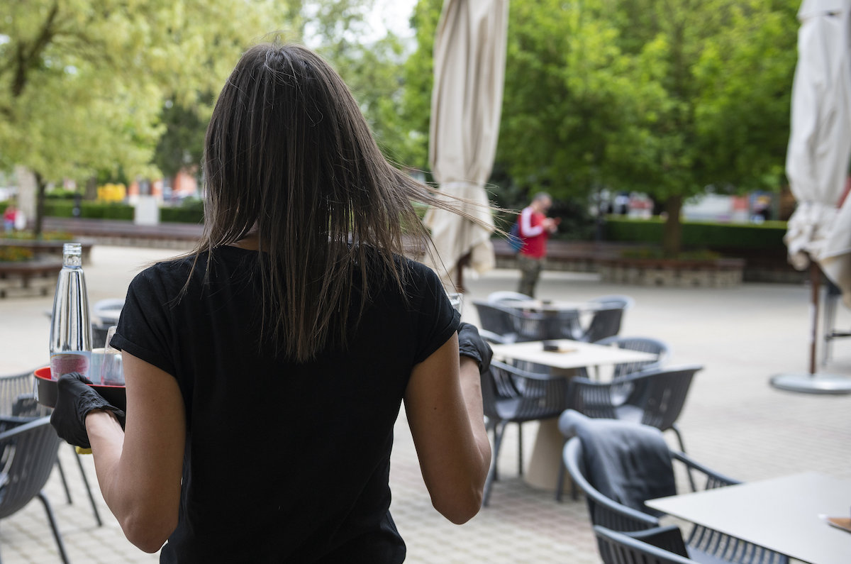 Itt a döntés a védelmi intézkedésekről: a teraszok készülhetnek a nyitásra