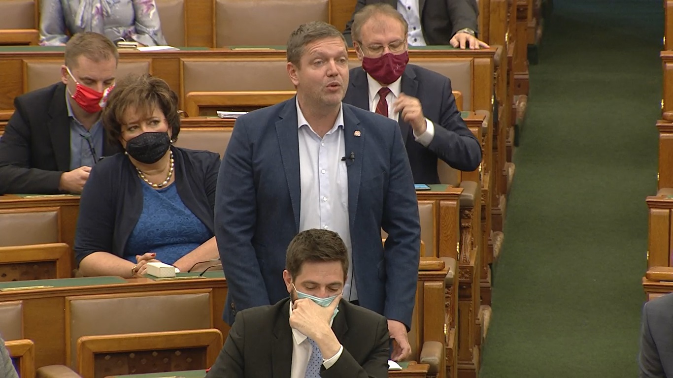 Tóth Bertalan azt kifogásolta, hogy Orbán Viktor megivott egy sört