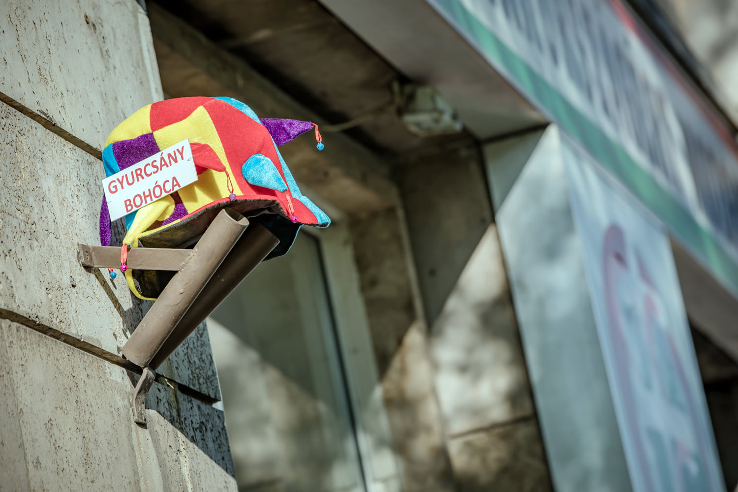 Bohócsapkával lepte meg a Fidelitas a Jobbik elnökét