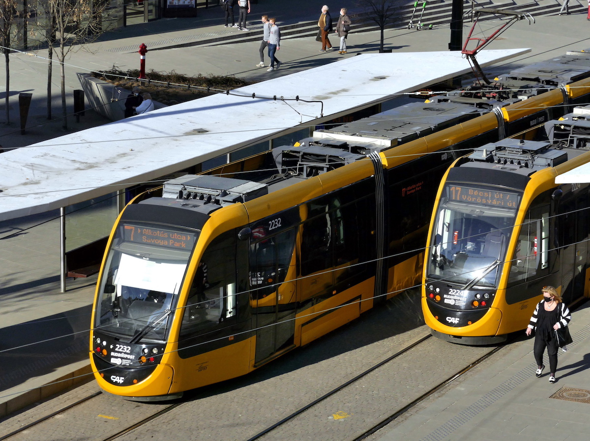 Két körözött embert fogtak el az 1-es villamos vonalán