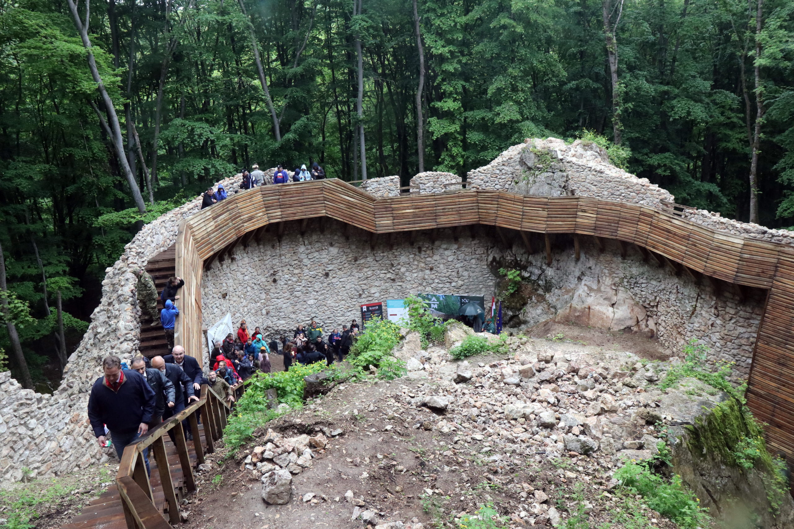 Átadták a szögligeti Szádvár felújított részét