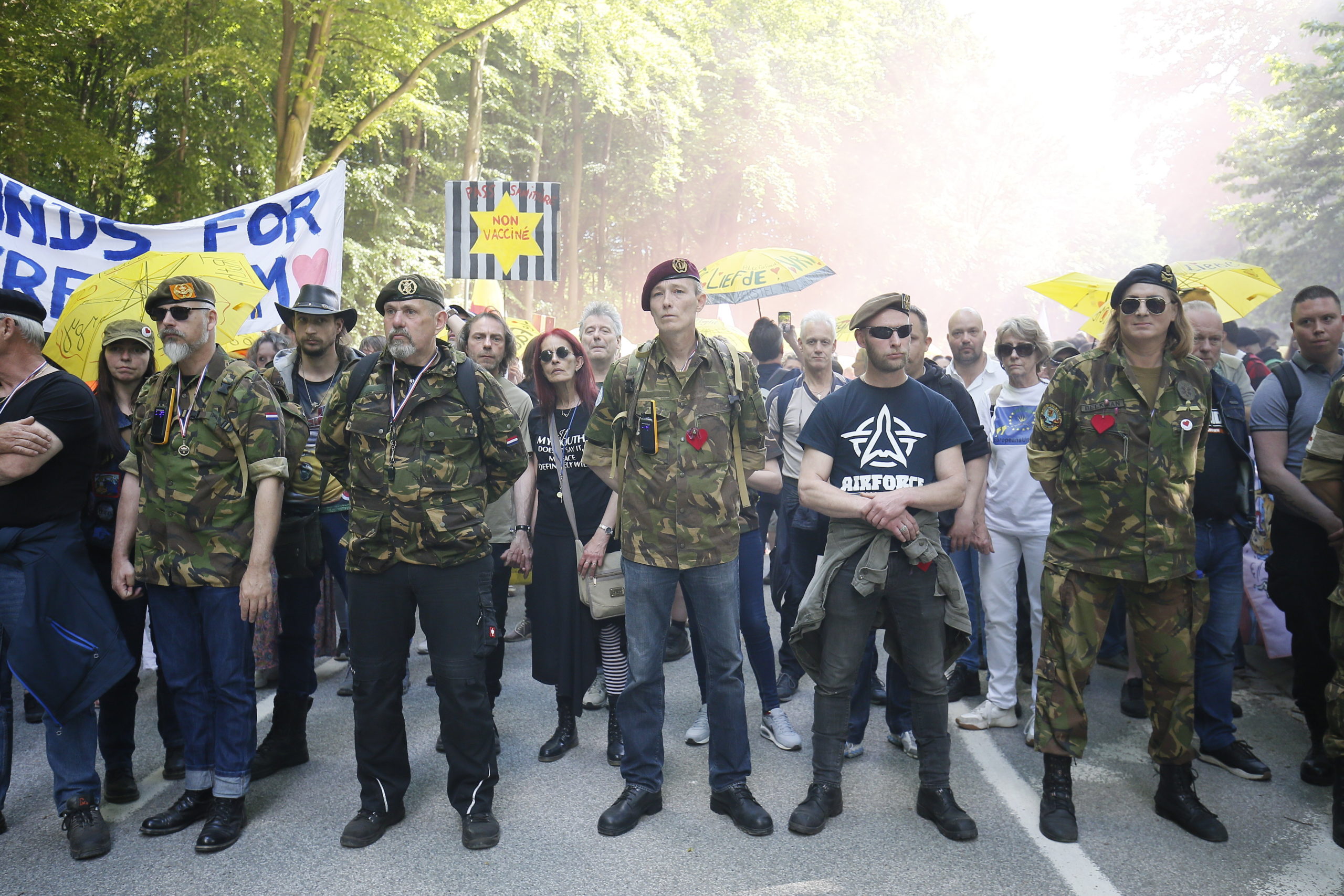 Brüsszelben az oltások és a korlátozások ellen tüntettek