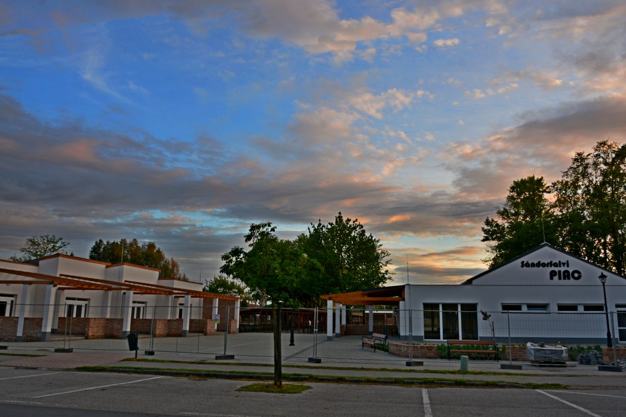 Egy régi gabonatárolóból piacteret alakítottak ki Sándorfalván