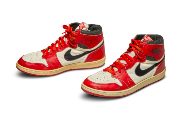 Több mint 45 millió forint egy pár használt cipőért