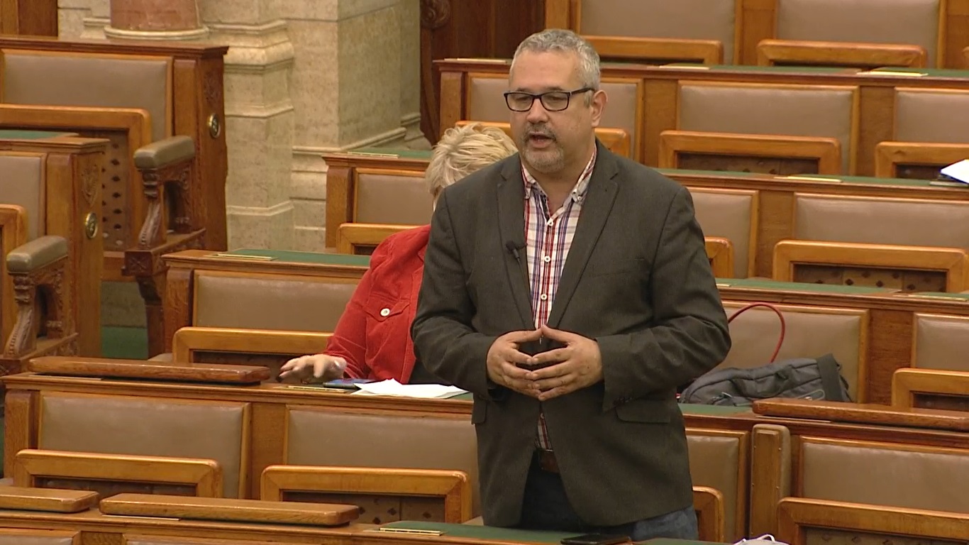 Arató Gulyás Gergelynek: leborulok miniszter úr briliáns logikája előtt