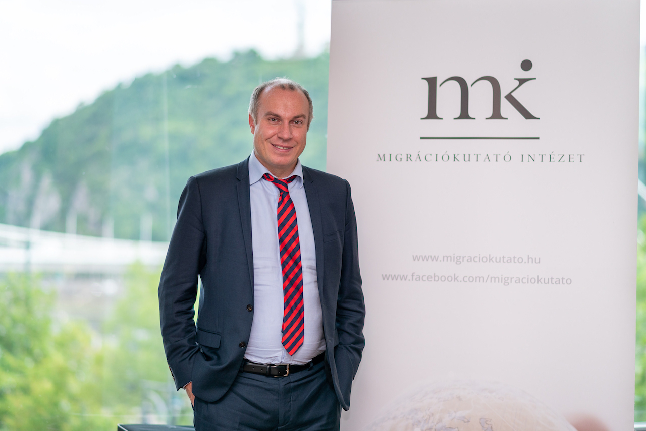 Eső előtt köpönyeg