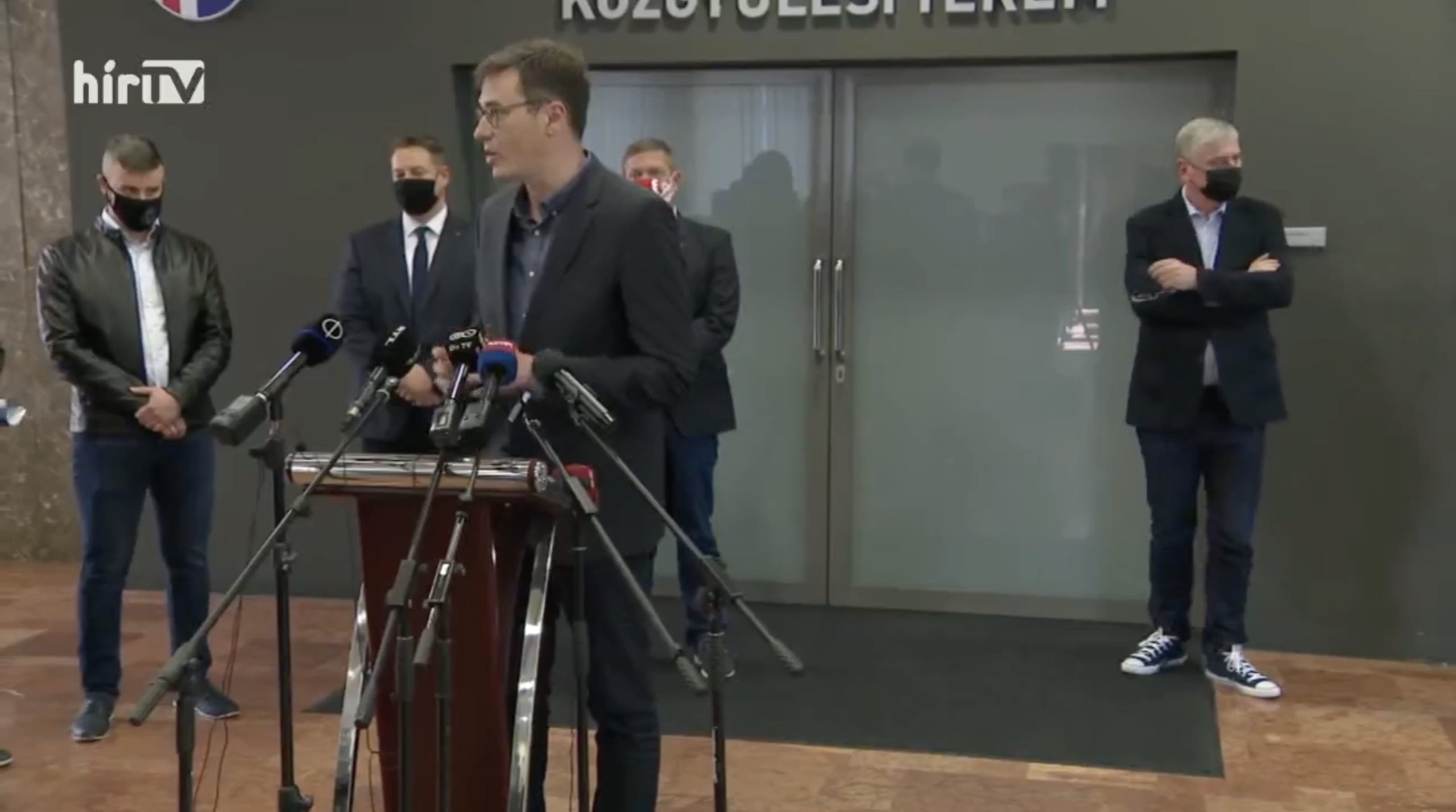 Gyurcsány krákogással jelezte Karácsonynak, hogy ne válaszoljon a kérdésre – VIDEÓ