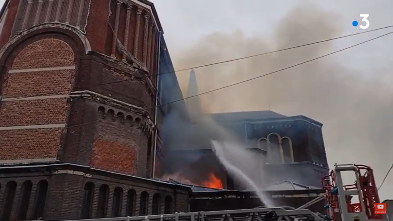 Tűz pusztított egy franciaországi katolikus templomban