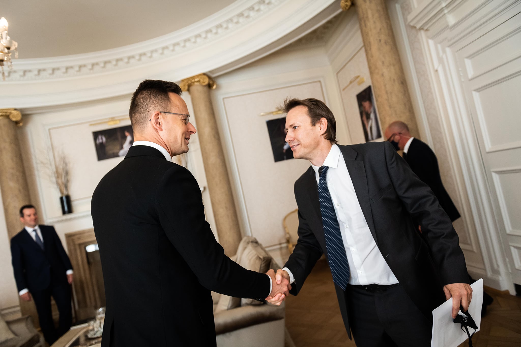 Szijjártó Péter megnyitotta a magyar Nanushka londoni üzletét