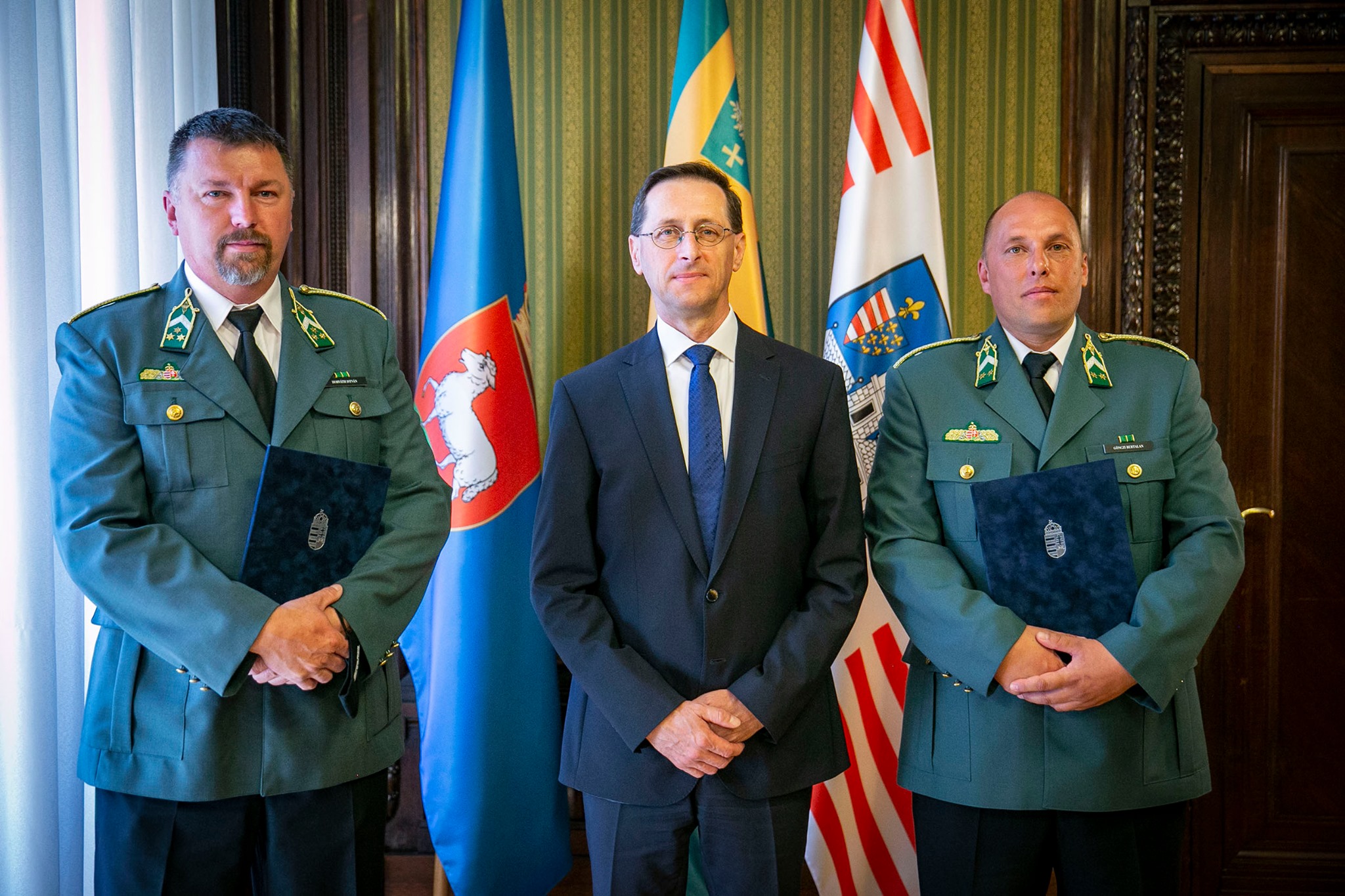 Varga Mihály miniszteri elismerésben részesített két életmentő pénzügyőrt