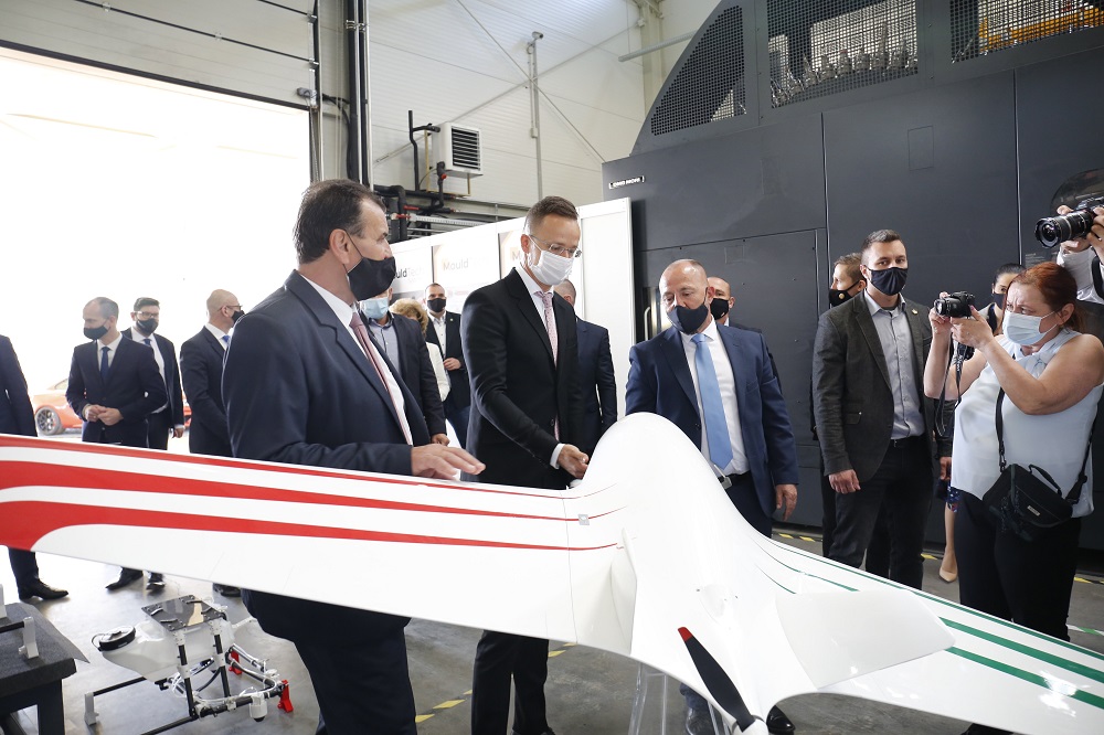 Szijjártó Péter: „sikeres volt az előzés a kanyarban”