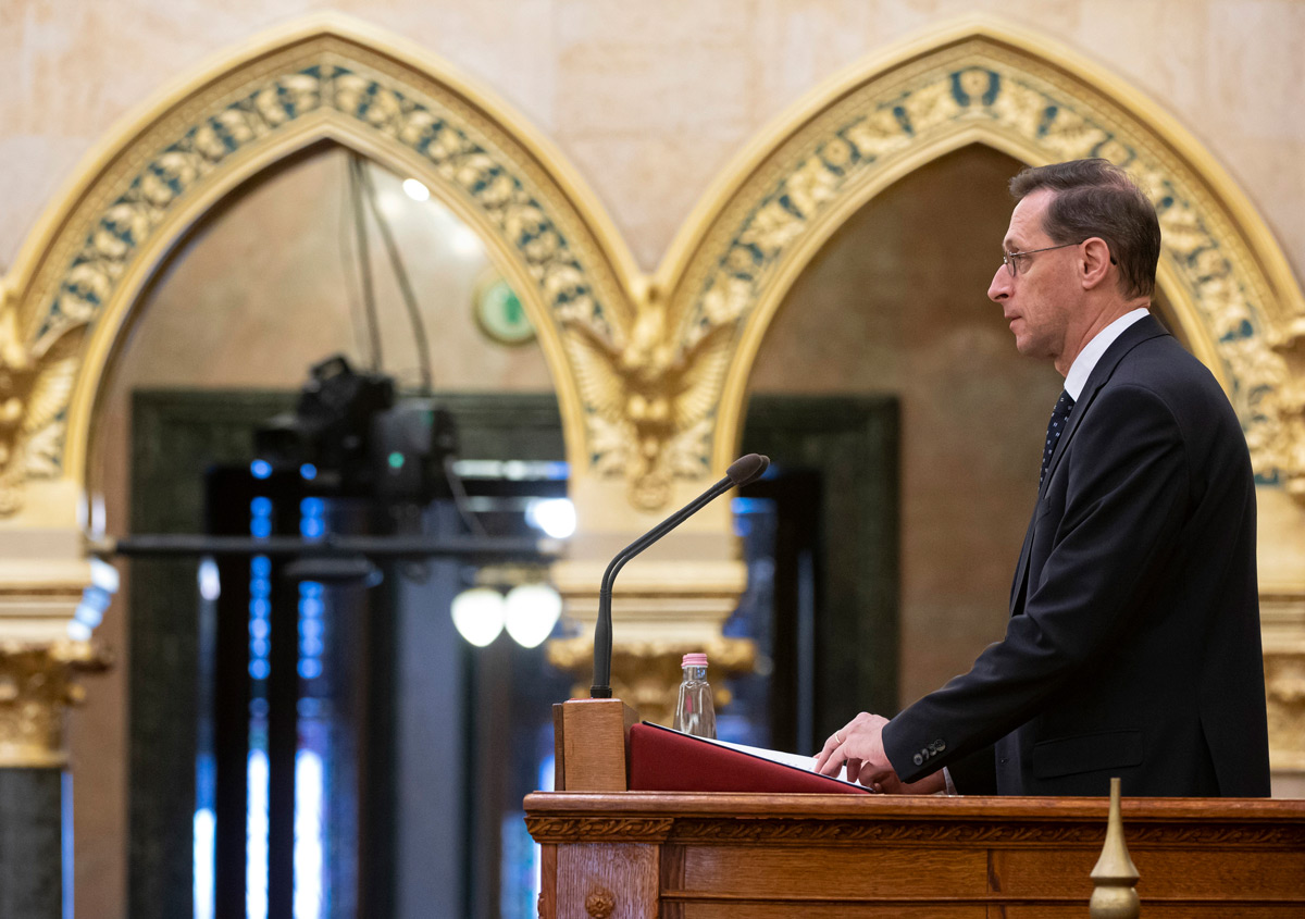 Megkezdődött a 2022-es költségvetés vitája az Országgyűlésben