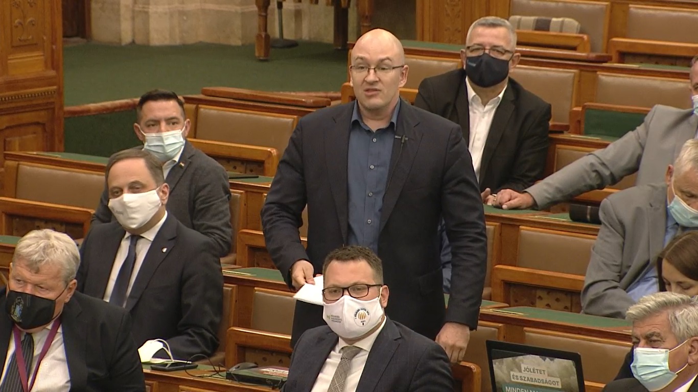 Padláslesöpréssel és neoliberális kegyetlenséggel vádolja a kormányt a Jobbik