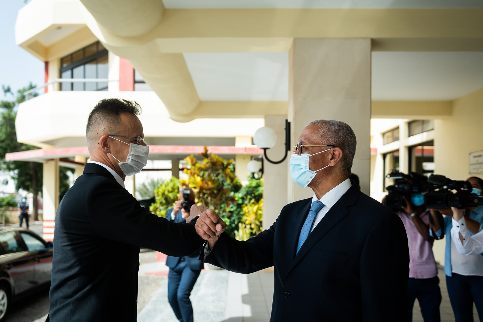 Szijjártó Péter százezer adag vakcinát adott át a Zöld-foki Köztársaságnak