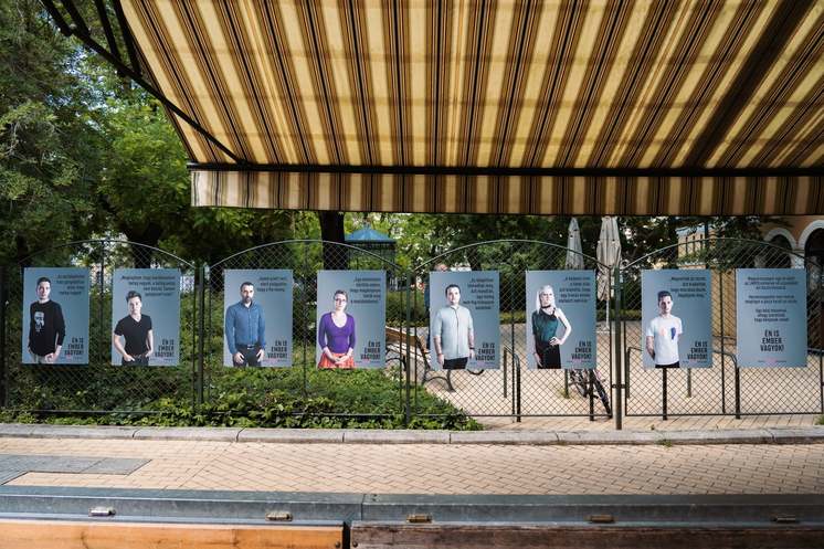 Játszótér kerítésén hirdetik a meleglobbit Terézvárosban