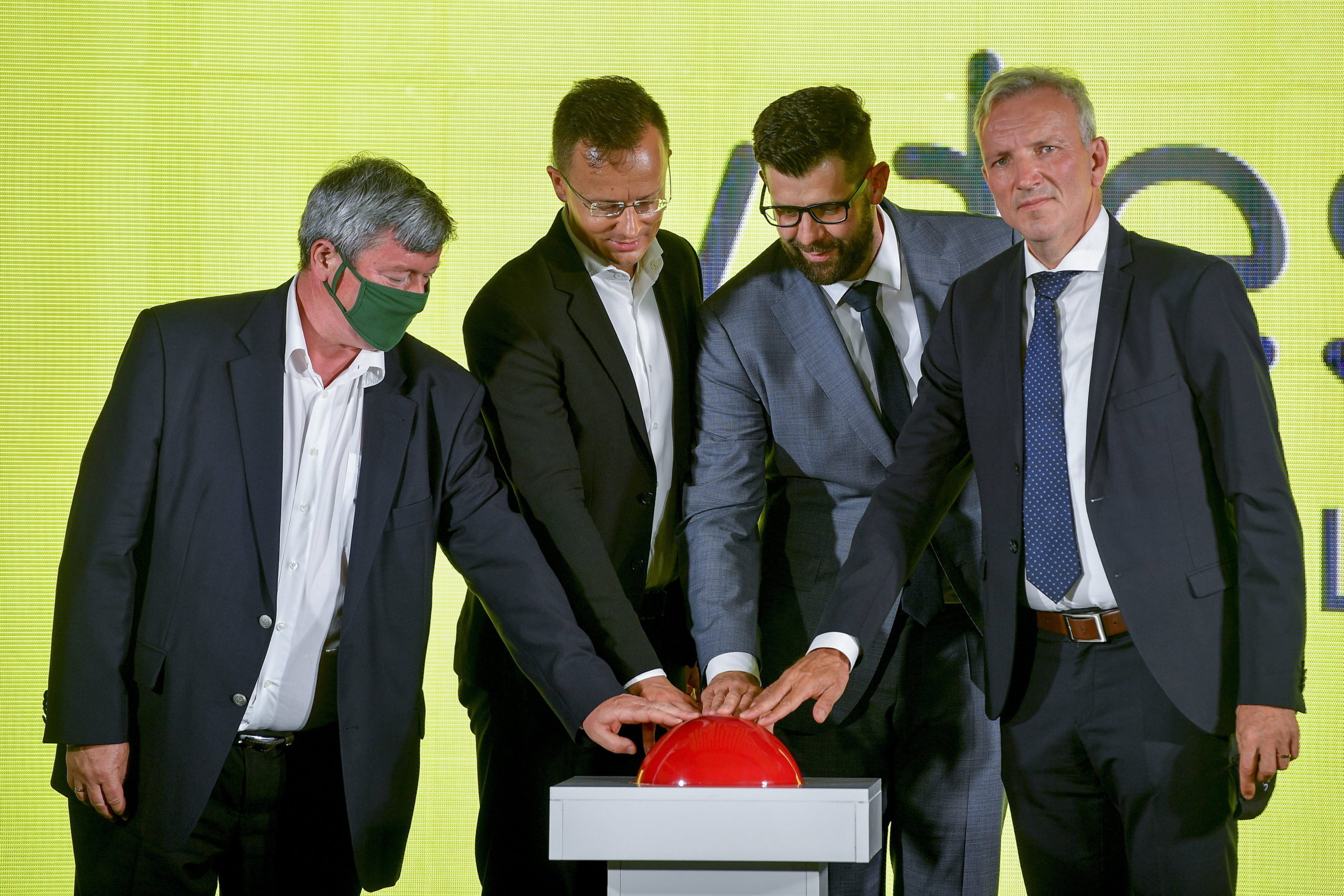 Felavatták a Vitesco Technologies gyárát Debrecenben