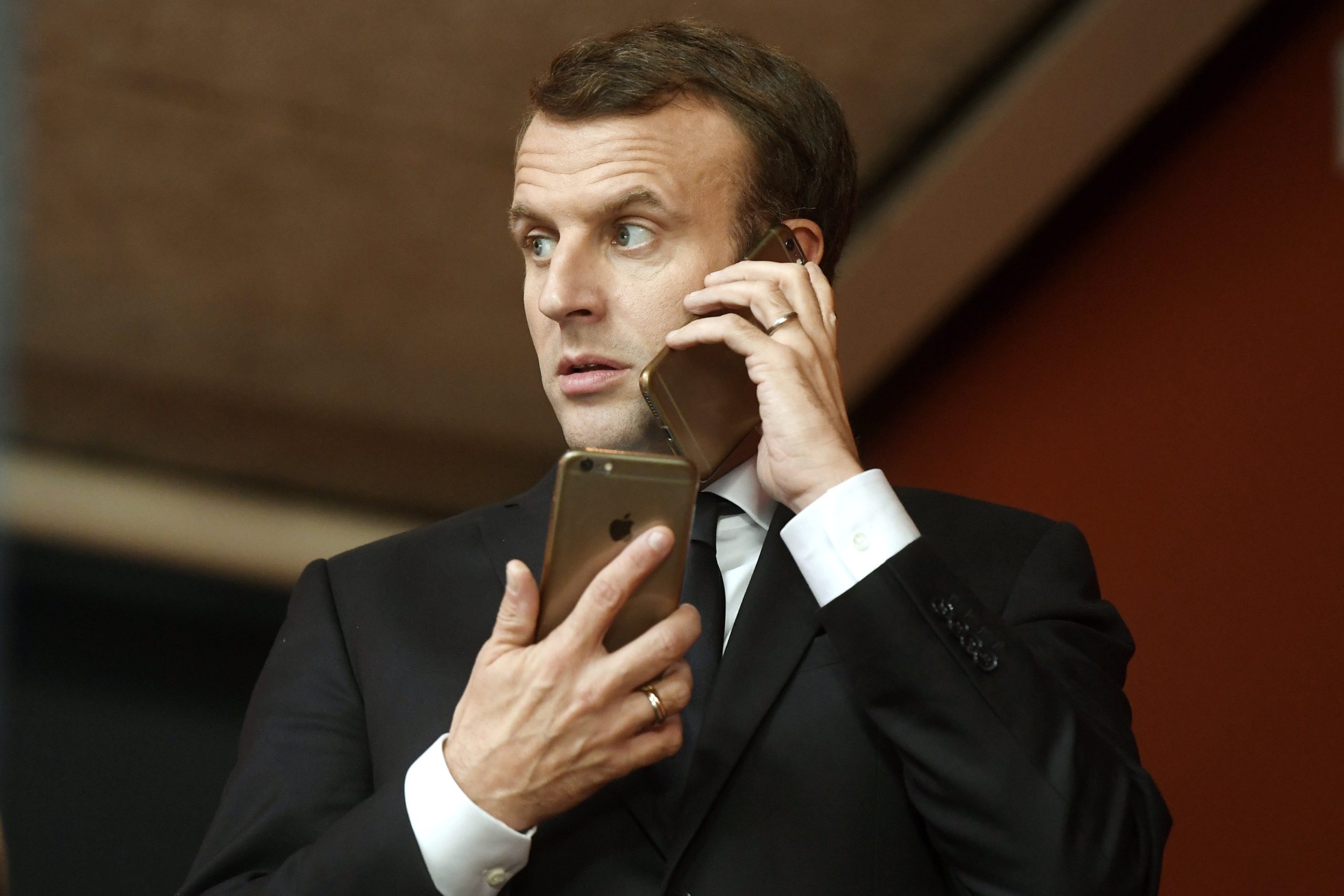 Egy férfi felpofozta Emmanuel Macron francia elnököt