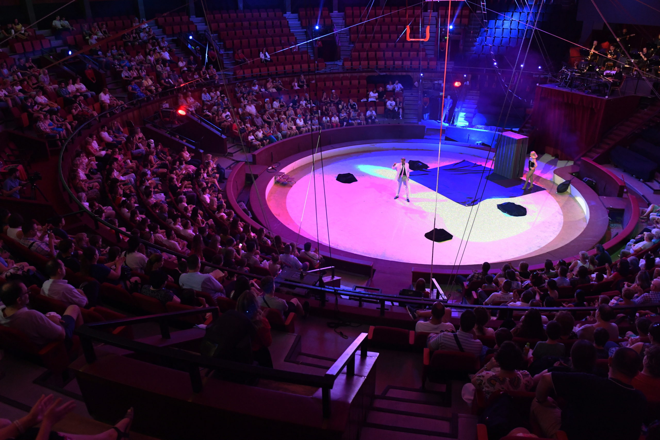 Egészségügyi és rendvédelmi dolgozókat köszöntöttek a cirkuszban