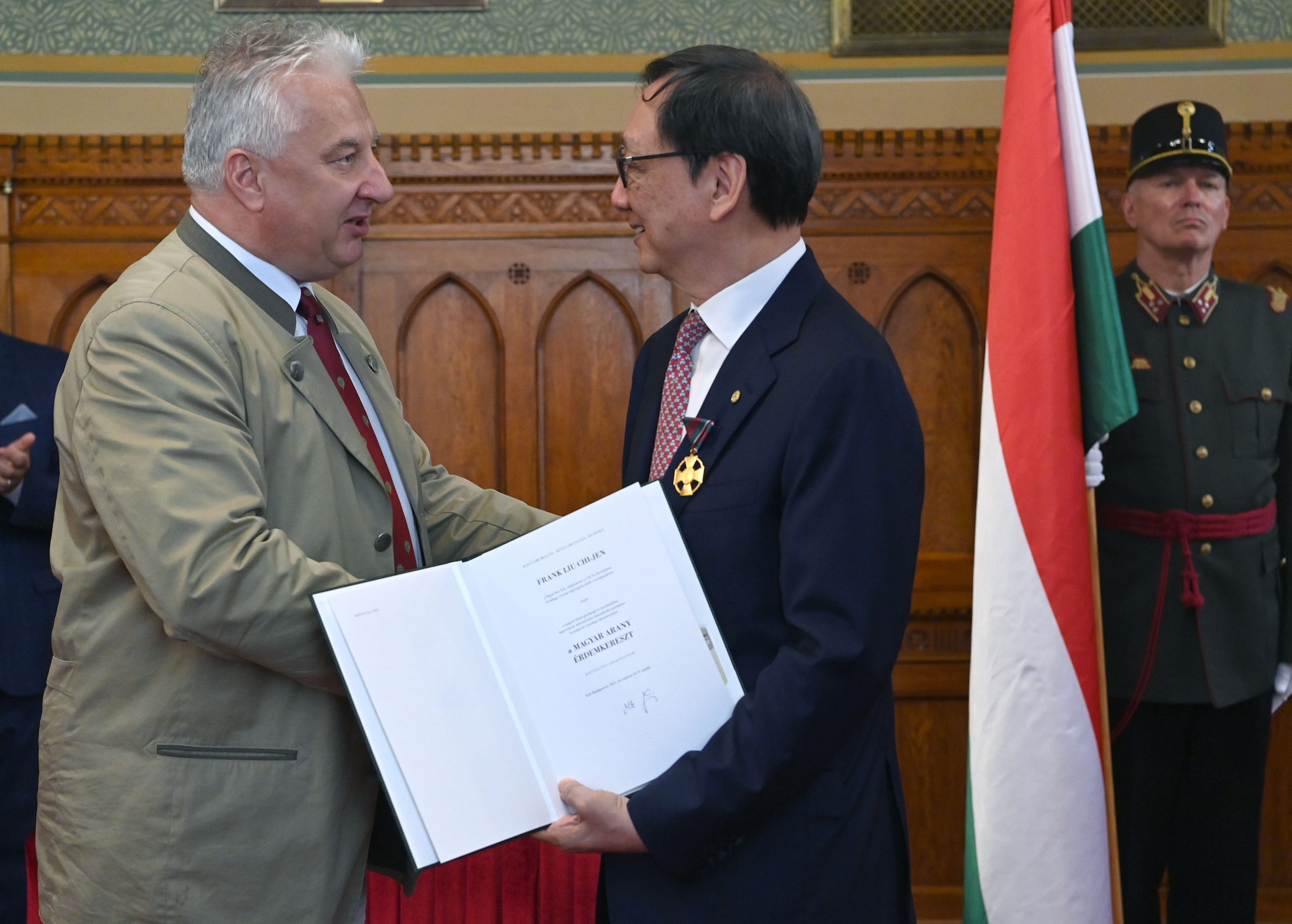 Semjén Zsolt állami kitüntetést adott át Frank Liu Chi-Jen üzletembernek