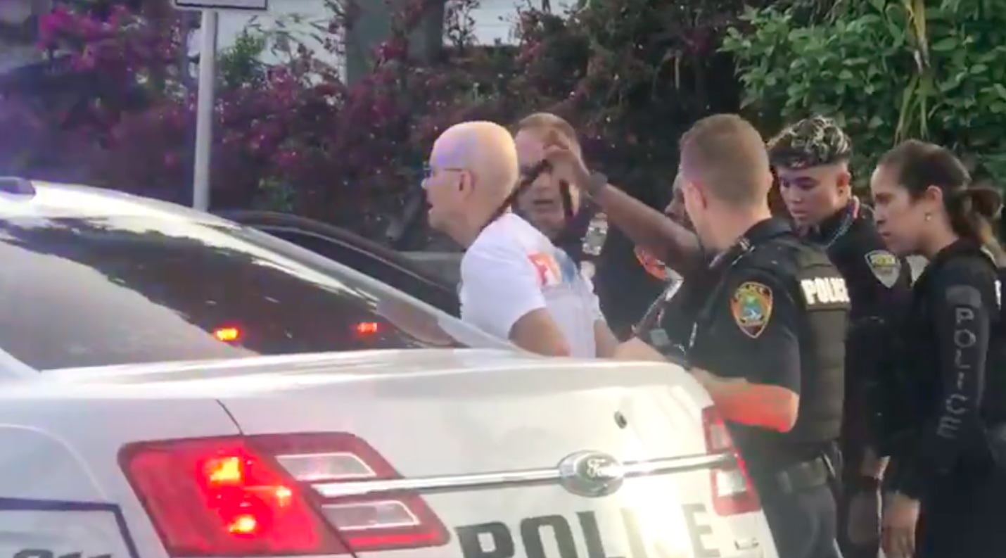 A melegfelvonulás nézői közé hajtott egy autós Floridában